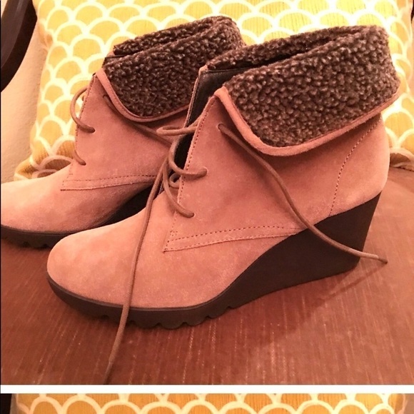 New - Donald Pliner suede wedge - Picture 1 of 4